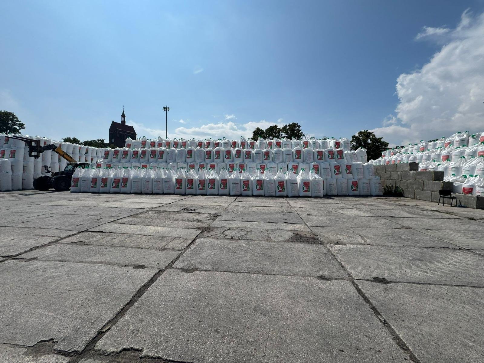 Plac składowy z towarem przygotowanym do wysyłki w big bagach