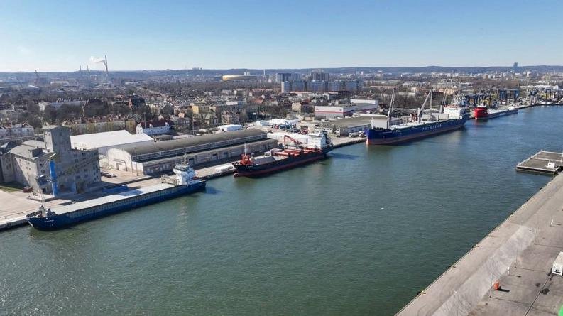 Nabrzeże przeładunkowe ze statkami w Porcie Gdańsk